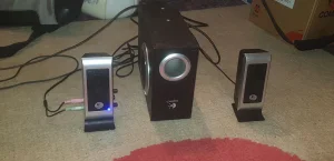 Logitech vufer sa dva satelita