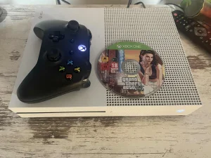 Xbox one S + Gta 5 + Fortnite + GARANCIJA