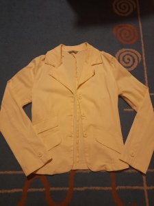 Zuti sako vel pise S a moze i za M ima elastina tegljiv je