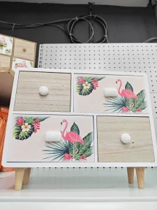 Dekorativni ormarić sa fiokama