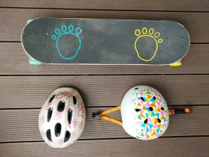 Skejtbord i dve kacige za decu