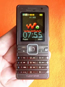 Sony ericsson 770i, perfektan, SRPSKI, za sve mreze.