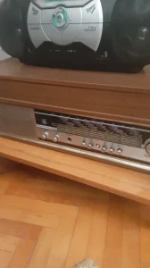 stari radio sa gramafonom