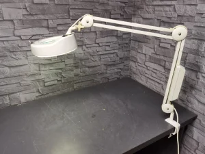 GBC stona lampa sa lupom