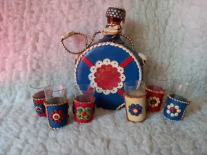 Staklena cutura sa casicama