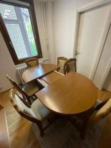 trpezarijski sto i stolice