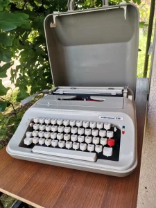 1970's White Underwood 319 portable manual typewriter