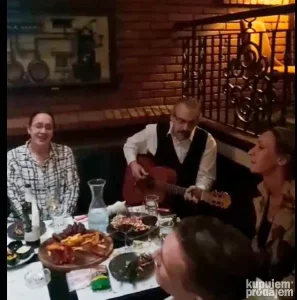 Pevač gitarista, domaći evergreen za manje proslave