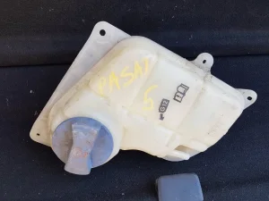 Pasat  cantra posuda za antifriz