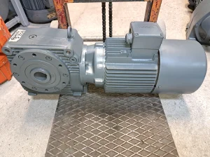 Reduktor  2/0,5 kw  39/10 o/min sa kocnicom