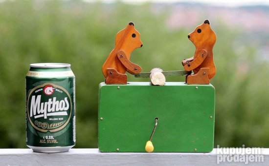 Medvedi seku drvo stara mehanička drvena igračka