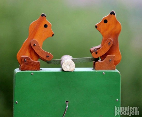 Medvedi seku drvo stara mehanička drvena igračka