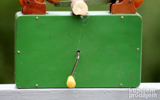 Medvedi seku drvo stara mehanička drvena igračka