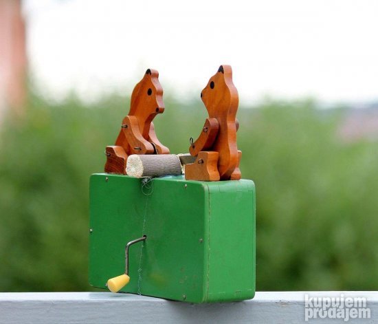 Medvedi seku drvo stara mehanička drvena igračka