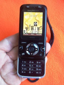 Sony Ericsson F 305 black, SRPSKI. Tajmer 13 h, 12 min.
