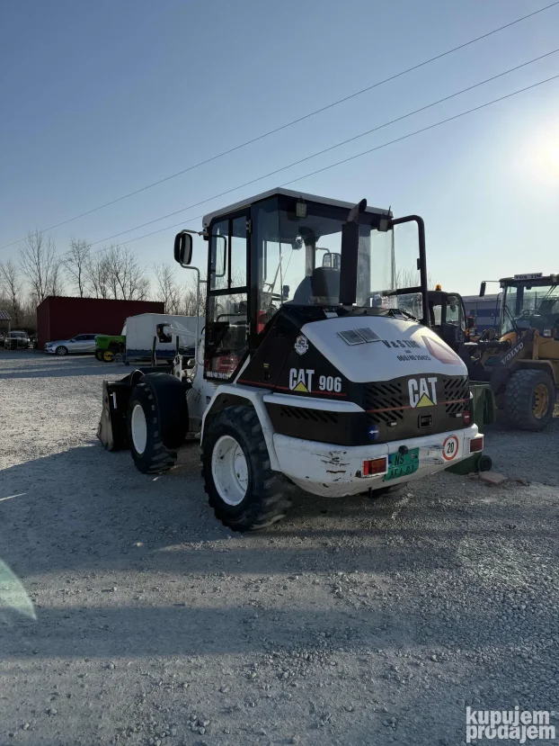 Utovarivač CAT 906