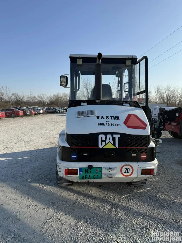 Utovarivač CAT 906