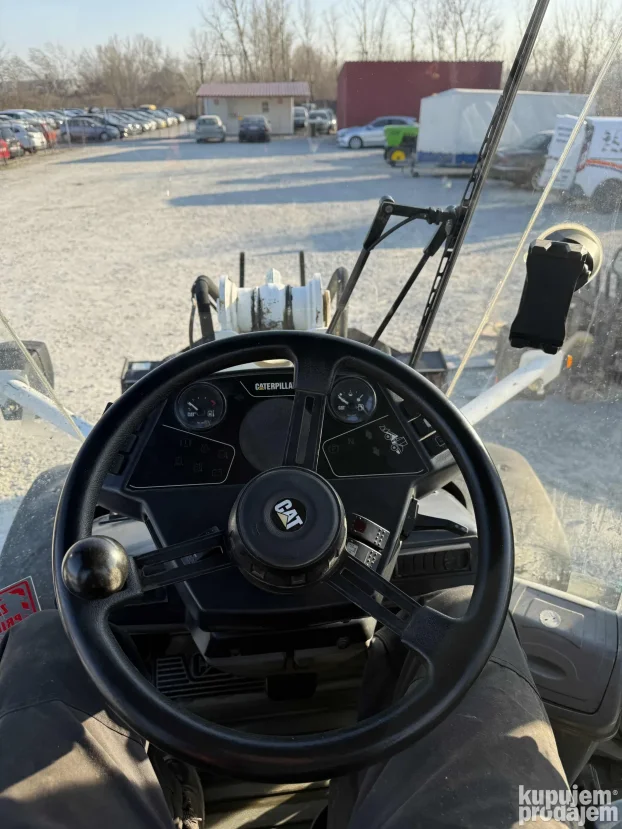 Utovarivač CAT 906