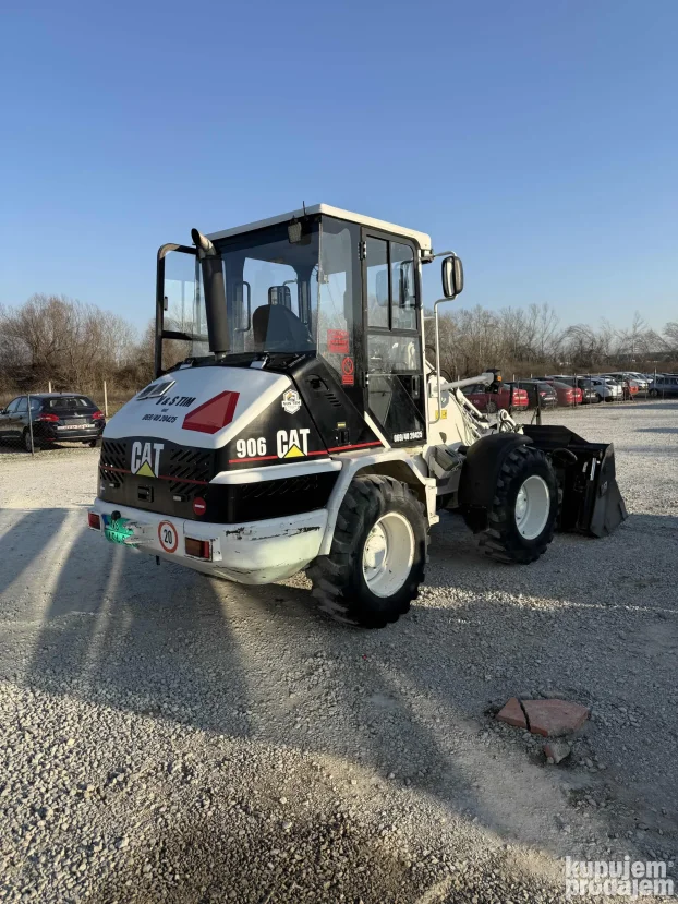 Utovarivač CAT 906