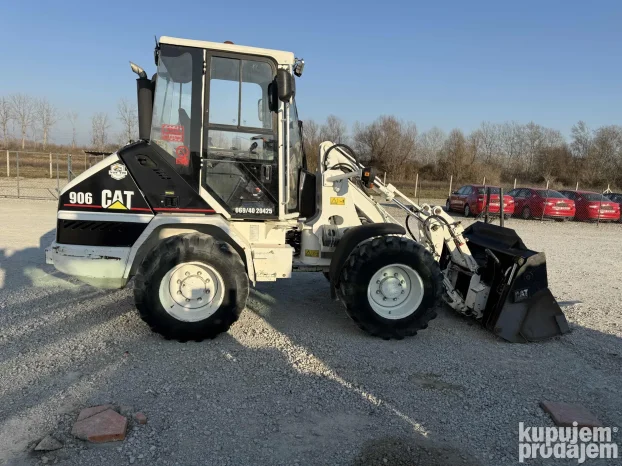 Utovarivač CAT 906