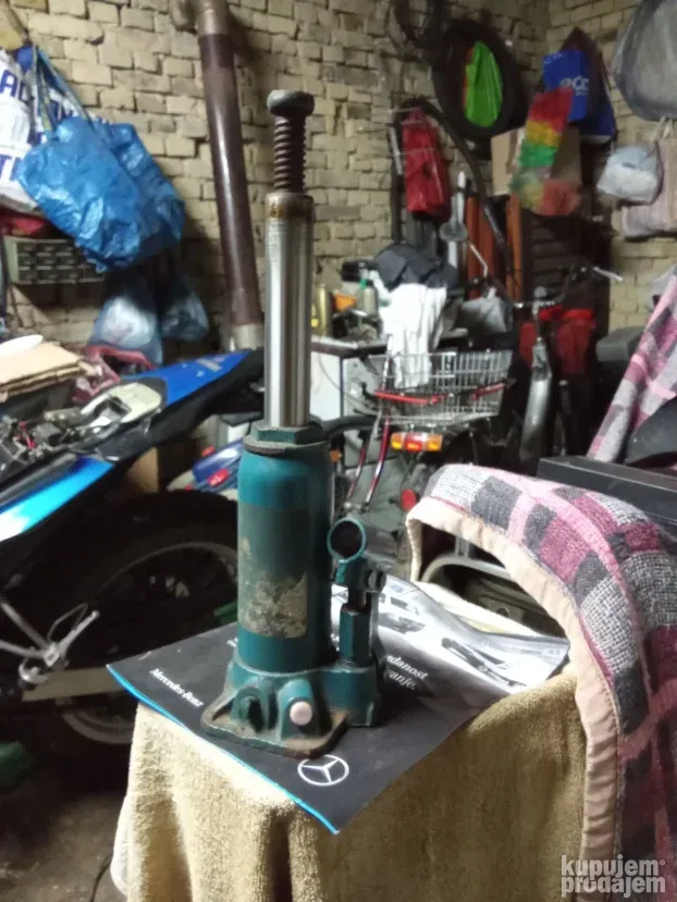 Hidraulična dvostepena auto dizalica