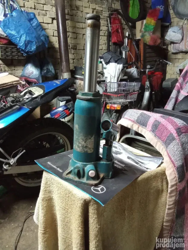 Hidraulična dvostepena auto dizalica