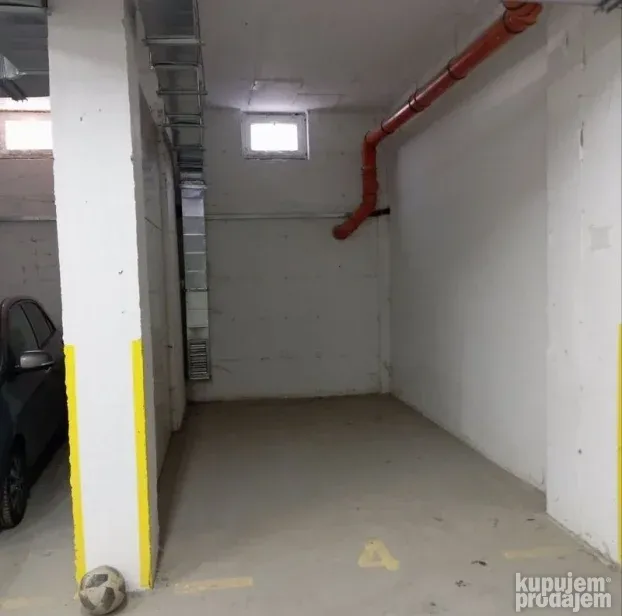 Petrovaradin - Stari Majur - 13m2 - garažno mesto