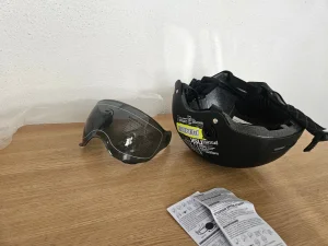Kaciga sa vizirom za Bicikl Kvad Rolere elektricni trotinet