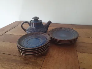 Čajnik sa tanjirima