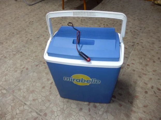 Elektricni auto frizider  na 12 v +dva uloska