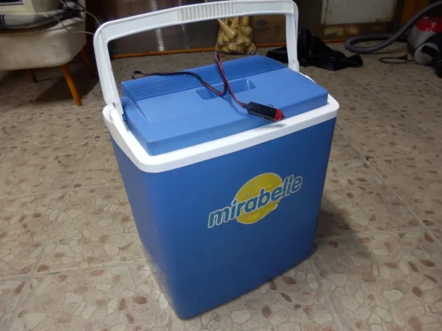 Elektricni auto frizider  na 12 v +dva uloska