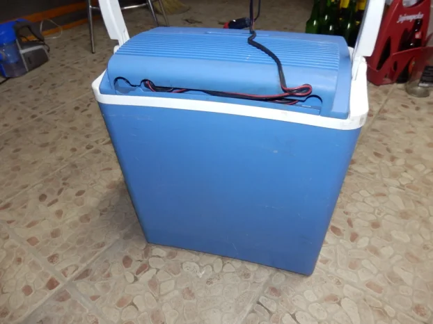 Elektricni auto frizider  na 12 v +dva uloska