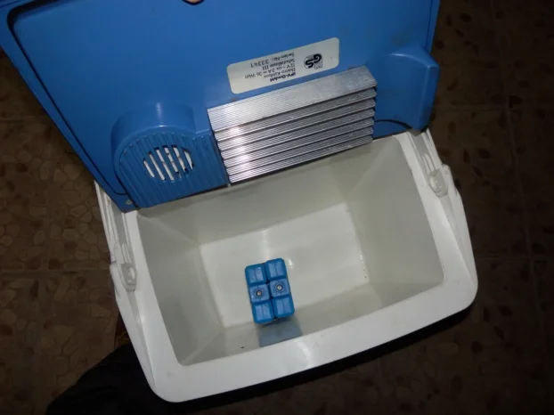 Elektricni auto frizider  na 12 v +dva uloska