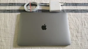 MacBook Pro 13" 2019 8/256gb TouchBar nov 29 ciklusa
