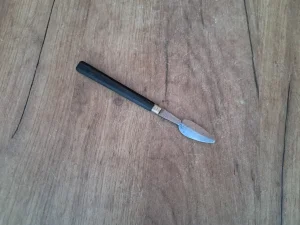 Antikvarni sekač za pera sa drškom od mahagonija