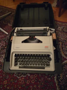 pisaću mašinu