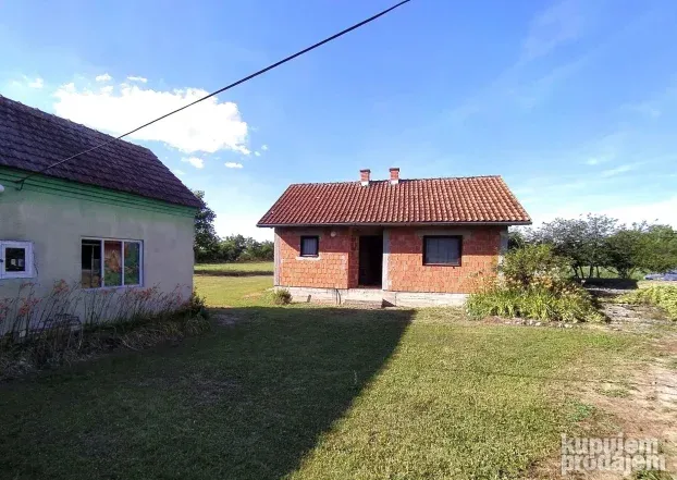 Seosko imanje sa kućama 65m2+146m2, 85 ari, Ub, Takovo