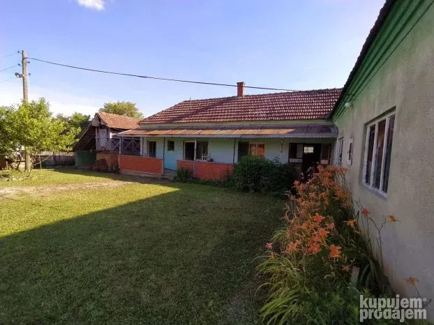 Seosko imanje sa kućama 65m2+146m2, 85 ari, Ub, Takovo