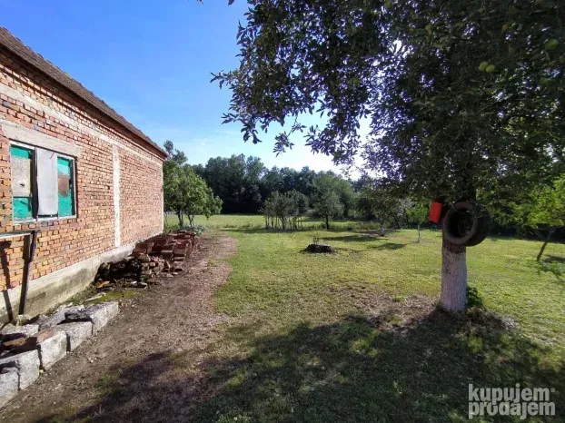 Seosko imanje sa kućama 65m2+146m2, 85 ari, Ub, Takovo