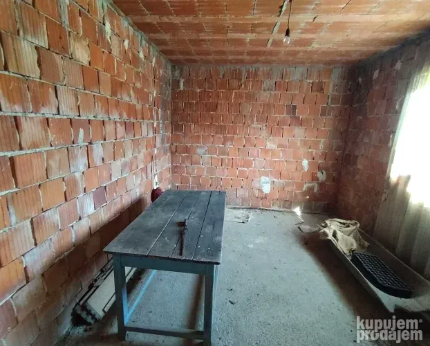 Seosko imanje sa kućama 65m2+146m2, 85 ari, Ub, Takovo