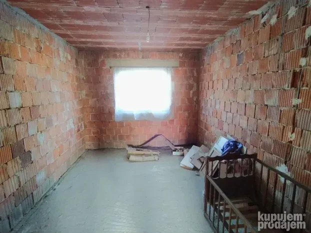 Seosko imanje sa kućama 65m2+146m2, 85 ari, Ub, Takovo