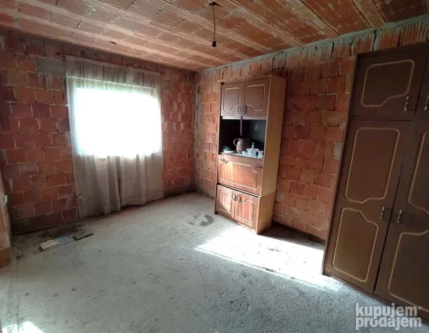 Seosko imanje sa kućama 65m2+146m2, 85 ari, Ub, Takovo