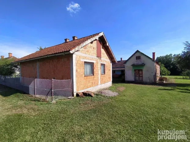 Seosko imanje sa kućama 65m2+146m2, 85 ari, Ub, Takovo