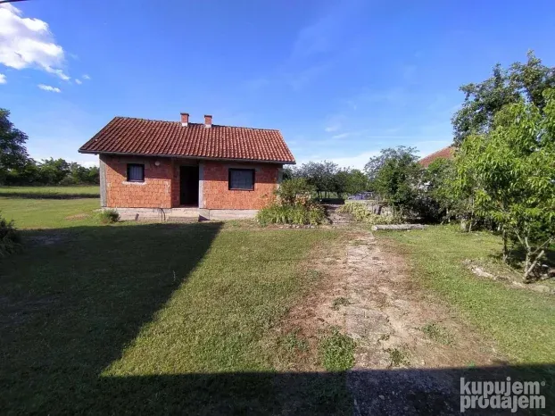 Seosko imanje sa kućama 65m2+146m2, 85 ari, Ub, Takovo