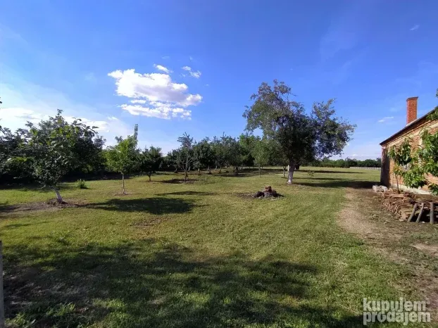 Seosko imanje sa kućama 65m2+146m2, 85 ari, Ub, Takovo