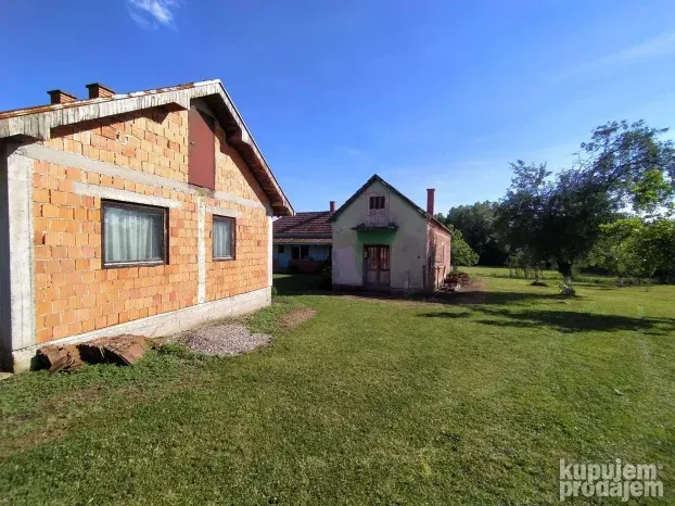 Seosko imanje sa kućama 65m2+146m2, 85 ari, Ub, Takovo