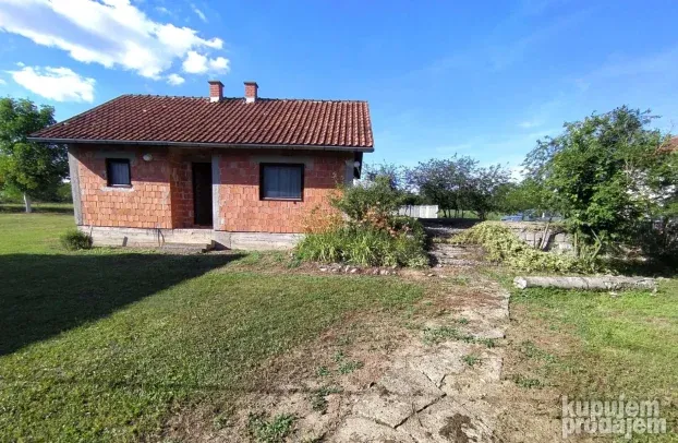 Seosko imanje sa kućama 65m2+146m2, 85 ari, Ub, Takovo