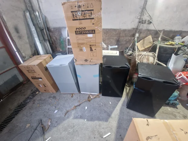 Frizider sa komorom u visini kuhinjskih elemenata