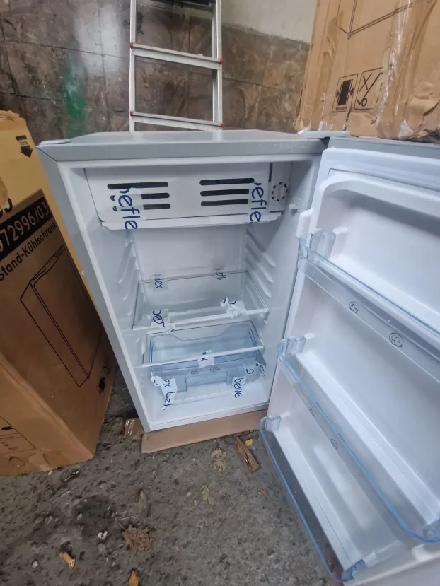 Frizider sa komorom u visini kuhinjskih elemenata