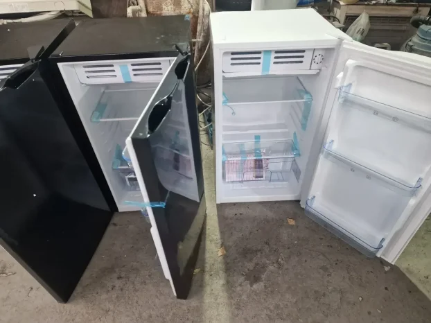 Frizider sa komorom u visini kuhinjskih elemenata